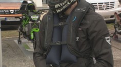 Zachraňujú nielen v autách. Airbagy sú už bežne dostupné aj pre motorkárov