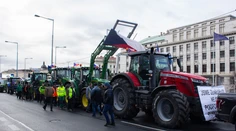 Traktory opustili Prahu, no niektorí protestujúci ostali. Situácia sa vyhrotila, museli zasahovať ťažkoodenci