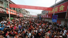 Žiadna demonštrácia. Čínski rodičia odprevádzajú deti na najťažšiu skúšku života