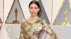 Móda z Oscarov: Jessica Biel ako bohyňa v zlatom!