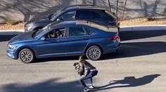 Žena mala obrovský problém zaparkovať. Keď sa jej to konečne podarilo, prišiel nečakaný zvrat