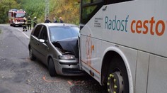 Opitý otčim bez vodičáku nabúral s troma deťmi do autobusu