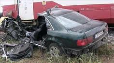 Zrážka vlaku s osobným autom na neoznačenom priecestí: Jeden mŕtvy!