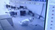 Zlodeji sa od hlavy po päty zabalili do alobalu. Dôvod vás pobaví