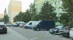 Dráma v Bratislave: Muž strieľal na sídlisku do ľudí aj policajtov, útočník je mŕtvy, štyria ľudia sú zranení