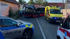 Autobus MHD v Bratislave zrazil chodkyňu. Žena zraneniam na mieste podľahla