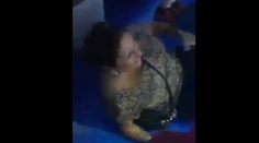 Žena zaťukala na sklo, za ktorým bol žralok. Potom spadla na zadok