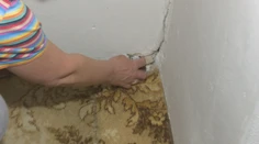 Žijú medzi prasklinami. Steny v bytoch na sídlisku v Lučenci sa pomaly rozpadávajú