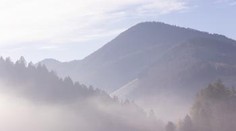 Inverzia rozdelila Slovensko na polovicu. Treba počítať s hmlou, SHMÚ vydal výstrahy