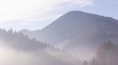 Inverzia rozdelila Slovensko na polovicu. Treba počítať s hmlou, SHMÚ vydal výstrahy