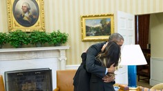 Obama sa objímal v Oválnej pracovni s cudzou ženou. A mal na to poriadny dôvod