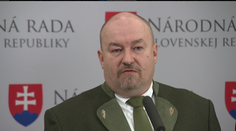 Rozpad klubu SNS. Rudolf Huliak s dvojicou poslancov odchádzajú od Danka