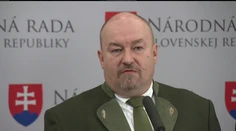 Rozpad klubu SNS. Rudolf Huliak s dvojicou poslancov odchádzajú od Danka