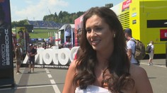 VIDEO: Sedlala motorku od štyroch, jej dedko jazdil F1. Modelka okúsila takmer každú prácu, ktorú motošport ponúka