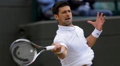 Djokovič sa vrátil na kurty po polročnej pauze, poľahky si poradil s Francúzom Thiemom