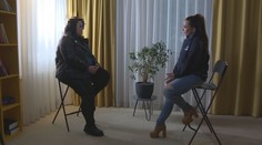 Naháňal ju so sekerou a hovoril, že on sám je satan. Týraná žena má strach o život a prosí o pomoc