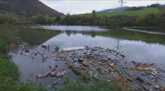 Odpadu v našich priehradách je čoraz viac. Na Ružíne sa už pretrhla aj stena proti „bordelu“