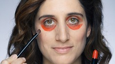 Každé ráno si dáva pod oči rúž. Je to jediná vec, ktorá jej pomáha