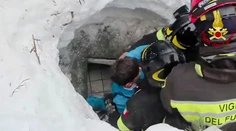 Z hotela zavaleného lavínou vyslobodili osem preživších, sú medzi nimi aj deti