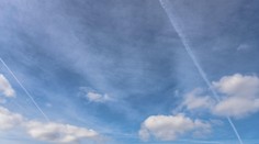 Tretina Slovákov má podľa prieskumu sklony veriť konšpiračným teóriám. Najviac u nich bodujú chemtrails