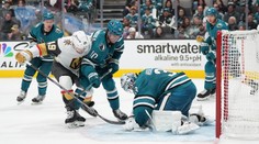 VIDEO: Kandidát na babráka sezóny. Brankár San Jose bude chcieť na zápas s Vegas čo najrýchlejšie zabudnúť