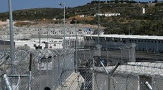 Za bránami nového tábora pre migrantov v Grécku: Ľudskoprávne organizácie ho označili za „väzenie"