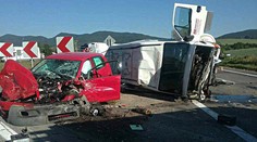 Zázrak, že prežili. Po vážnej nehode pri Trenčíne uzatvorili cestu