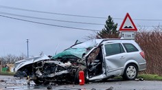Čelná zrážka na strednom Slovensku. Kamión ostal mimo cesty, auto prišlo o prednú časť