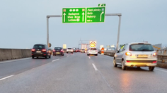 FOTO: Obrovskú dieru na D1 pred Bratislavou narýchlo zaplátali, prejazdné sú už všetky pruhy