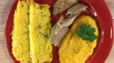 Falošná sviečková omáčka s pšenovým knedlíkom a morčacím mäsom