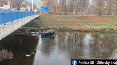 Vážna nehoda v Čadci: Vodička po náraze na moste prerazila zábradlie a spadla do rieky
