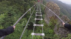 Adrenalínové leto pri Kremnici: Prešli sme sa po visutom moste, kde hľadíte do 70-metrovej hĺbky