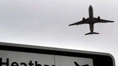 Pri letiskách v Londýne našli tri podozrivé balíčky. Zrejme obsahujú výbušné zariadenia