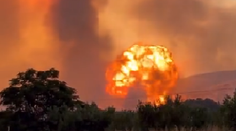 Mohutné výbuchy pri požiaroch v Grécku. Plamene zasiahli aj muničný sklad