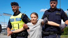 Gretu Thunbergovú opäť z protestu odviedla polícia, blokovala cestu
