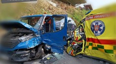 FOTO: Nešťastie pri Lučenci. O život prišiel vodič sanitky, pacientka i zvyšok posádky sa zranili
