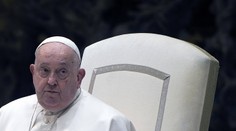 Pápež František má obojstranný zápal pľúc, oznámil Vatikán
