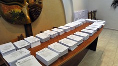 Vláda sľúbila prezidentské voľby zo zahraničia poštou. Hovorí sa ale o zásadnej zmene