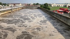 Českí policajní potápači absolvovali netradičné cvičenie. Ponárali sa do nádrže s fekáliami