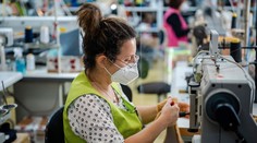 Zamestnanci, ktorí sa nakazili koronavírusom v práci, by mali dostať úrazový príplatok