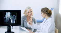 Pacientka zomrela, keď na ňu pri vyšetrení v nemocnici spadol röntgen