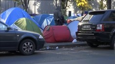 Paríž sa zmenil na stanové mestečko. Obsadili ho migranti