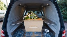 Z pohrebného auta vypadlo za jazdy telo nebožtíčky. Prikrývka takmer spôsobila ďalšiu nehodu