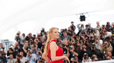 Blake Lively v červenom overale. Podprsenku nechala doma