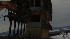 Kým sedí samozvaný kráľ Zemplína, jeho bývalú budovu zbúrali