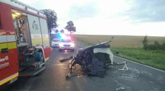 Auto vrazilo do stromu a rozpolilo sa: Zomreli dvaja chlapci