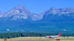 „Lacná verzia Álp,“ hlási britský magazín o našich Tatrách. Uchvátili ich ceny piva i príroda