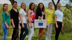 Dievčatá z komisie lákajú voličov fotkami