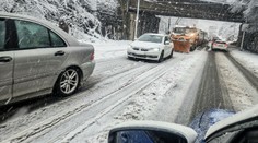 SHMÚ: So snežením treba počítať aj v najbližších hodinách, pomaly sa presúva na východ