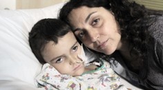 Príbeh chlapca s rakovinou mozgu obletel svet. Po roku sa vrátil do Prahy